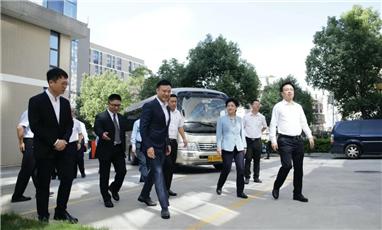 中央网信办副主任杨小伟，福建省委常委宣传部长邢善萍一行调研九位树